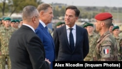 Mark Rutte, viitorul șef al NATO, într-o vizită efectuată în România. Alături de el, președintele Klaus Iohannis, actualul șef al Senatului, Nicolae Ciucă - fost premier, și un reprezentant al forțelor armate franceze. 