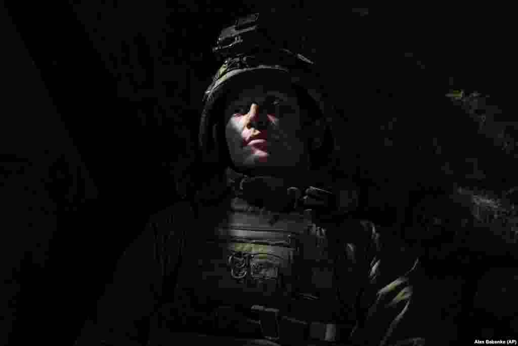 უკრაინელი ჯარისკაცი მე-3 მოიერიშე ბრიგადიდან დაბომბვის დროს თავს აფარებს ბუნკერს ანდრიივკის მახლობლად. &bdquo;თავდაცვის ძალები აგრძელებენ შეტევით ოპერაციებს კლიშჩიივკის მიდამოებში და ახალ პოზიციებს იკავებენ; მტერმა მნიშვნელოვანი დანაკარგები განიცადა ცოცხალი ძალითა და ტექნიკით&ldquo;, - წერს უკრაინის გენერალური შტაბი ფეისბუკზე 18 სექტემბერს. &nbsp;