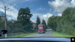 Camionul supraîncărcat cu bușteni a intrat într-un depozit după câțiva kilometri