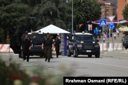 Karabinierë të KFOR-it duke patrulluar mbi urën e Ibrit. (Foto: Radio Evropa e Lirë)