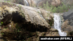 Illýustrasiýa suraty. Türkmenistanda bir şarlawuk. Arhiw suraty. 