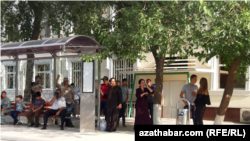 Yssy howada awtobusa garaşýan adamlar. Arhiw suraty