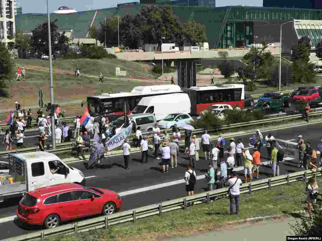 Aktivisti su naveli da se zemljište u javnoj svojini "poklanja domaćim i stranim investitorima", koji su pravo korišćenja zemljišta dobili kroz proces privatizacije preduzeća u vlasništvu države.