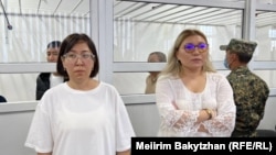 Активистка Айгерим Тлеужанова (слева), обвиняемая по делу о захвате алматинского аэропорта во время Кантара, и ее адвокат Айнара Айдарханова. Алматы, 11 июля 2023 года