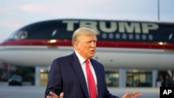 Ish-presidenti i SHBA-së, Donald Trump, pasi u largua nga burgu i Fultonit në Atltanta, 24 gusht 2023.