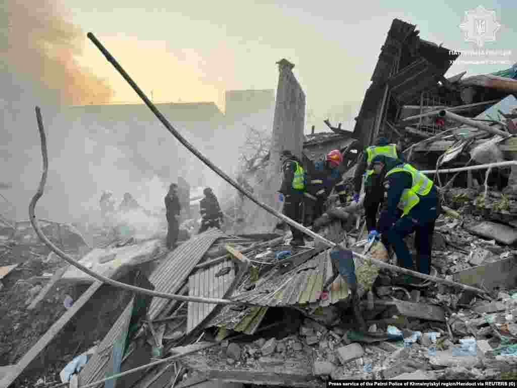 Наслідки російського ракетного удару по Хмельницькому. Наразі відомо про загибель двох людей, і п'ятьох поранених. Одну дівчину вдалося живою врятувати з-під завалів. На фото якраз момент, коли рятувальники знайшли її. Росія на світанку 22 березня атакувала енергетичні об'єкти і житловий сектор Хмельницького. Частина міста залишилася без енергопостачання. Попри докази і свідчення, Росія від початку&nbsp;повномасштабного вторгнення&nbsp;заперечує цілеспрямовану&nbsp;атаку на цивільних