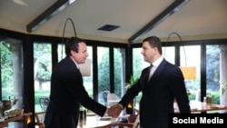 Kryeministri i Kosovës, Albin Kurti në takim me kryetarin e Partisë Demokratike të Kosovës, Memli Krasniqi, më 13 maj në Prishtinë.