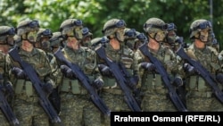 Припадници на Косовските безбедносни сили за време на парада во Приштина, 12 јуни 2024 