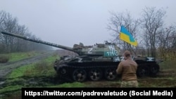 Полк «Азов» ЗСУ захопив російський танк. Фонд Сергія Притули переробив, на замовлення бригади, цей танк в броньовану ремонтно-евакуаційну машину (БРЕМ)