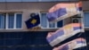 Flamuri i Kosovës dhe ai i Serbisë në ndërtesën e Komunës së Leposaviqit. Fotografi ilustruese.