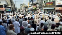 د سېپټمبر په دویېمه د سوات په مینګوره کې خلک د تړل شویو دوکانونو مخې ته احتجاج کوي.