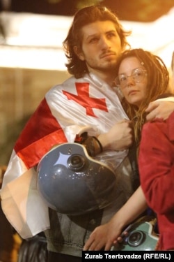 ახალგაზრდა წყვილი „აგენტების კანონის“ საწინააღმდეგო საპროტესტო აქციაზე. 18 აპრილი, 2024.