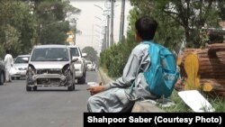 به خاطر ناداری و گرسنگی بسیاری از خانواده‌های فقیرناگزیر شده که کودکان‌شان را به جای فرستادن به مکتب، برای کار کردن به روی جاده‌ها بفرستند.