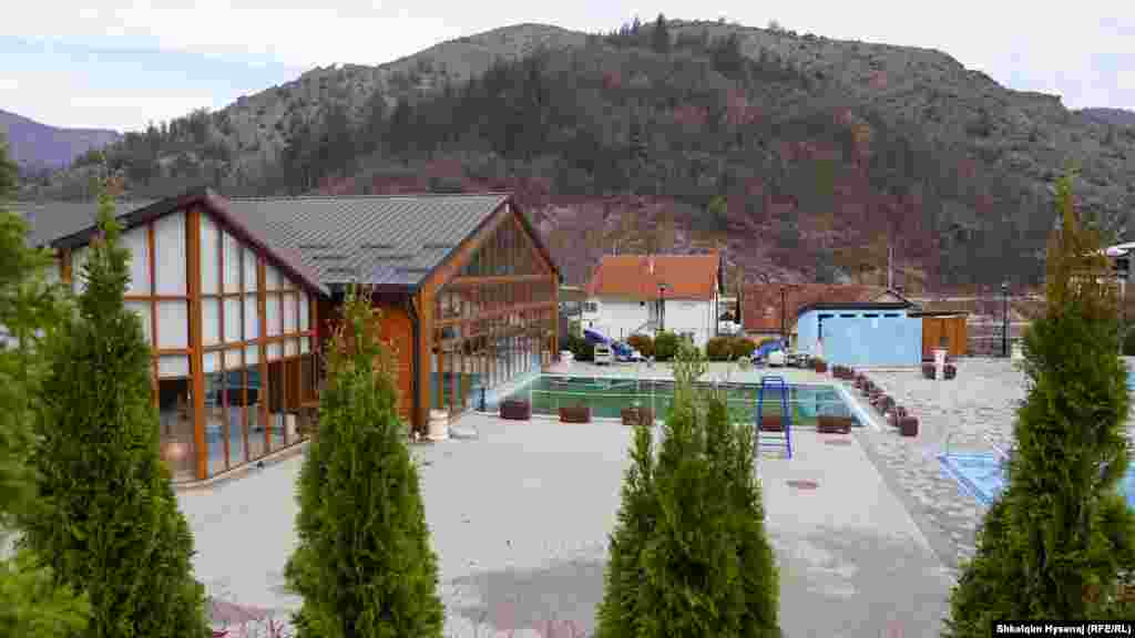 Kështu dukej të mërkurën kompleksi &ldquo;Rajska Banja&rdquo; në Banjskë të Zveçanit. të martën,&nbsp;Agjencia Kosovare e Privatizimit (AKP) e mori nën administrim kompleksin të martën, më 19 dhjetor.