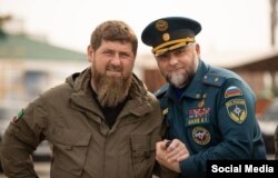 რამზან კადიროვი და ალიხან ცაკაევი (მარჯვნივ)