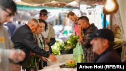 Shitësit dhe blerësit në tregun e gjelbër në Prishtinë.