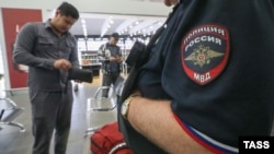 Moskvanın Jukovski hava limanında sənədlərin yoxlanması