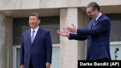 Президент Китаю Сі Цзіньпін (ліворуч) і президент Сербії Александар Вучич перед палацом «Сербія» в Белграді. 8 травня 2024 року