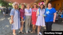 Мунара Абдывасиева ыктыярчылар тобу менен.