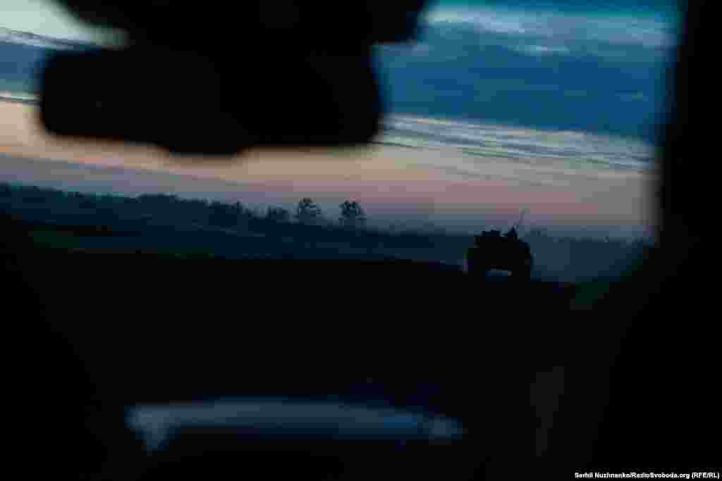 RSE je posjetio ukrajinske strijelce na frontu u regionu Donjecka uoči dugo odlaganog glasanja u Predstavničkom domu SAD o paketu ratne pomoći Ukrajini vrednom 61 milijardu dolara. Glasanje je prošlo, a demokratsko rukovodstvo Senata se obavezalo da će takođe brzo glasati o cijelom paketu kako bi otišao predsjedniku Džou Bajdenu na potpis.