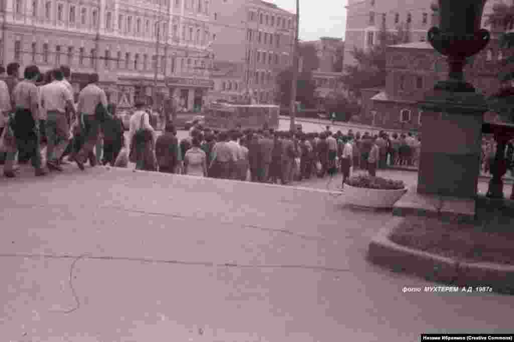 Протест чарасында катнашучылар