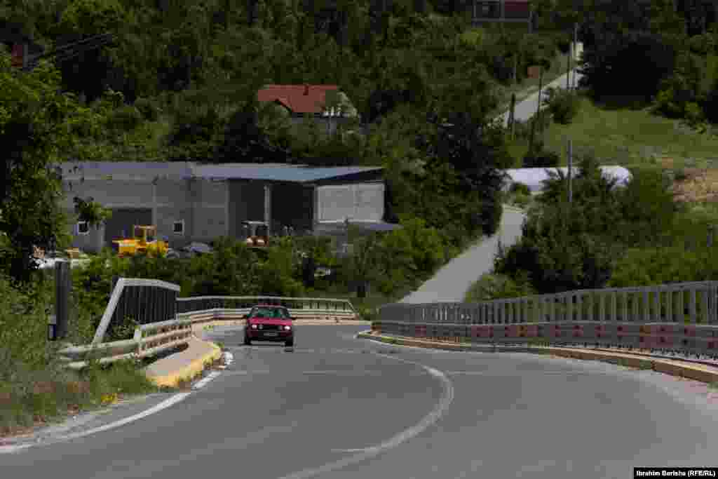 Britanski vojnici spuštaju se iz helikoptera na most u gradu Kačanik na jugu Kosova 12. juna 1999. Stotine NATO vojnika, uključujući Gurke, korišćene su da osiguraju most. Danas se uz cestu koja vodi do mosta, koji je rekonstruisan, nižu kuće.