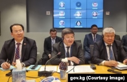 Акылбек Жапаров баштаган кыргыз делегациясы Антонелла Бассани менен кездешүүдө.