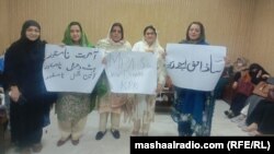 په خیبر پښتونخوا اسمبلۍ کې د ښځو د ځانګړو څوکیو نوماندانې د مارچ پر ۲۲مه د احتجاج په مهال.