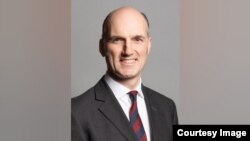 Улуу Британиянын тышкы иштер министринин орун басары Лео Докерти. 