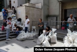 Coadă la predarea sacilor cu buletine de vot la Biroul Electoral al Sectorului 1, în Piața Amzei.