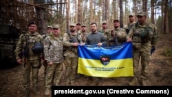 Українські військові поблизу Купʼянська з президентом України Володимиром Зеленським, жовтень 2023 року