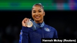 Jordan Chiles pozează cu medalia de bronz, 5 august 2024.
