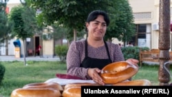 Самаркандда нан сатып отурган аял.