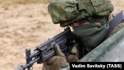 У розвідці зауважують, що висока місячна зарплата і бонуси спонукатимуть деяких трудових мігрантів погодитися на цю пропозицію (фото ілюстративне)