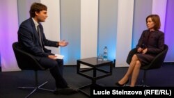 Președinta R. Moldova, Maia Sandu, în timpul interviului acordat lui Rikard Jozwiak, editor pentru afaceri europene al Radio Europa Liberă / Radio Libertatea de la Praga.