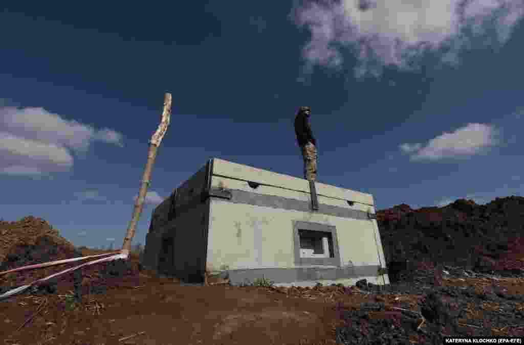 &laquo;Захист у три смуги завдовжки 2000 кілометрів &ndash; масштабне завдання. Зараз темпи хороші. Розраховую на вчасне завершення&raquo;,&nbsp;&ndash; написав Зеленський у своєму телеграм-каналі про будівництво Україною нових фортифікаційний ліній. В Україні, як кажуть експерти, все частіше застосовуються укріплення із залізобетону. Вперше вони з'явилися на Донбасі &ndash; в таких місцях, як Авдіївка та Мар'їнка. Зараз їх зводять у районах із високою ймовірністю російських ударів