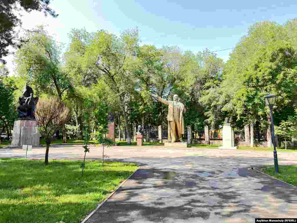  Совет дәуірінде коммунистік идеология дәріптеген тұлғалардың ескерткіштері "Сарыарқа" кинотеатрының сыртындағы алаңға қойылған. Алматы, 28 мамыр, 2023 жыл. 