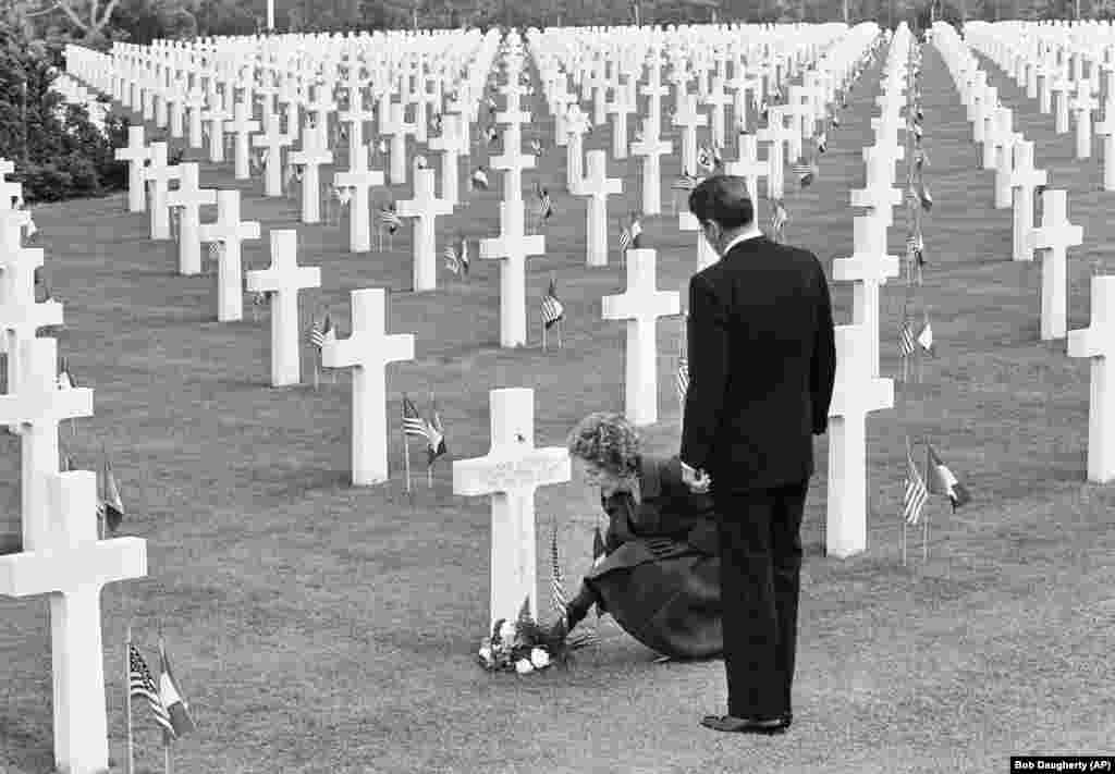 Президент Рональд Рейган і його дружина Ненсі кладуть квіти до могили бригадного генерала Другої світової війни Теодора Рузвельта-молодшого на американському кладовищі в Нормандії 6 червня 1984 року. Американський історик Майкл Дольський зазначив, що промови Рейгана на урочистостях з нагоди річниці висадки в Нормандії значною мірою сприяли &laquo;міфічному&raquo; характеру цієї події в американській культурі кінця 20-го століття