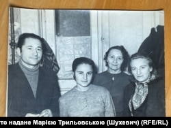 З права на ліво: Наталія Шухевич - сестра Романа Шухевича (головнокомандувача УПА), Наталія Березинська-Шухевич -дружина Романа Шухевича, Марія Трильовська (Шухевич) - донька Романа Шухевича, чоловік Наталії Шухевич-швагер Романа Шухевича. 1958 рік, Львів