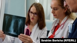 Dafina Rushiti – Basholli gjatë punës në Klinikën Emergjente në QKUK.