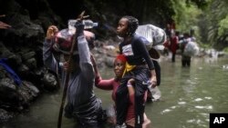 ჰაიტელი დევნილები მდინარის დარენის ხეობის გავლით ცდილობენ აშშ-ში შესვლას