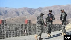 د پاکستان پوځ سرتېري په شمالي وزیرستان کې له ډېورنډ کرښې سره نېږدې پهره کوي - پخوانی انځور.