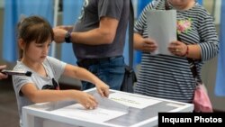 Europa Liberă a consultat datele oficiale ale alegerilor din 9 iunie și nu a găsit zeci de mii de buletine. Au fost predate alegătorilor, dar nu există și în procesele verbale finale.