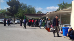 Diňle: Zähmet migrasiýasy 'haýyr işleri yza çekýär', ýaşlary köseýär