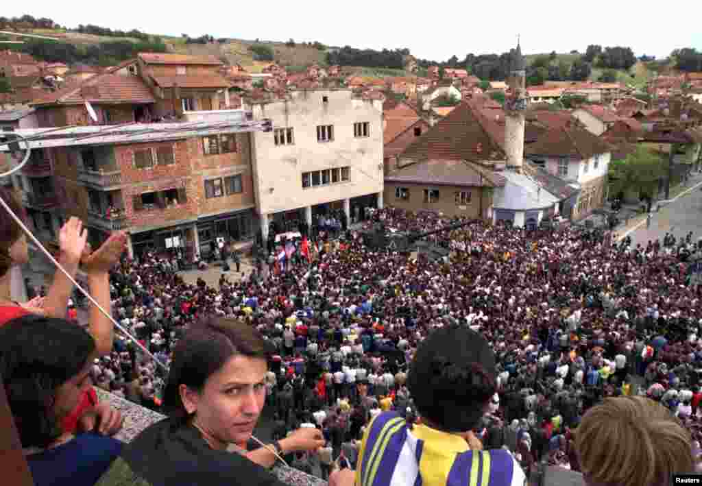 Hiljade Albanaca okupilo se protiv mogućeg raspoređivanja ruskih mirovnih trupa tokom četvrtog dana protesta u Orahovcu 10. juna 1999. godine, optužujući ruske paravojne formacije da su učestvovale u srpskom nasilju nad njima. Nova džamija i nova stabla danas dočekuju posjetioce na ovom mjestu.