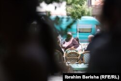 Një grua duke lypur para në rrugët e Prizrenit, Kosovë.