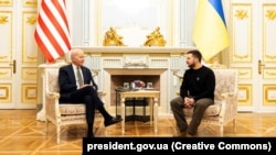 Президент України Володимир Зеленський і президент США Джо Байден (ліворуч) під час зустрічі в українській столиці. Київ, 20 лютого 2023 року 