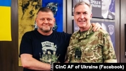 Головнокомандувач ЗСУ генерал-лейтенант Валерій Залужний і начальник Штабу оборони Великої Британії адмірал Тоні Радакін (праворуч), 28 вересня 2023 року 