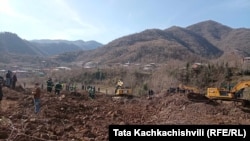სტიქიის ზონაში მაშველები მძიმე ტექნიკის დახმარებით მუშაობენ