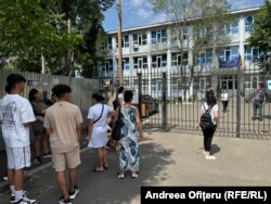 Părinții elevilor de la Școala 188 din Sectorul 5 al Capitalei au așteptat în fața școlii până copiii lor au ieșit de la examen.